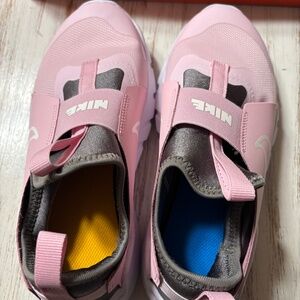 Pink NIKE Flex Runner 2 (GS) Big Kids size 5Y.